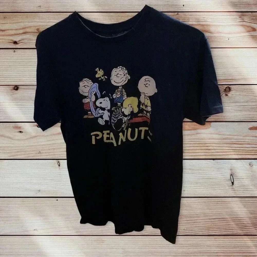 PEANUTS SIZE MEDIUM BLACK TEE WITH THE PEANUT GANG